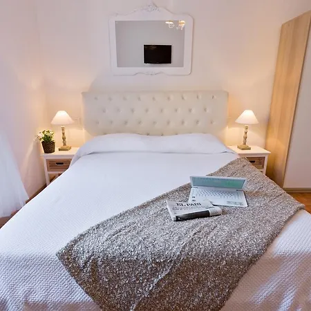Townhouse By The Spanish Steps-2