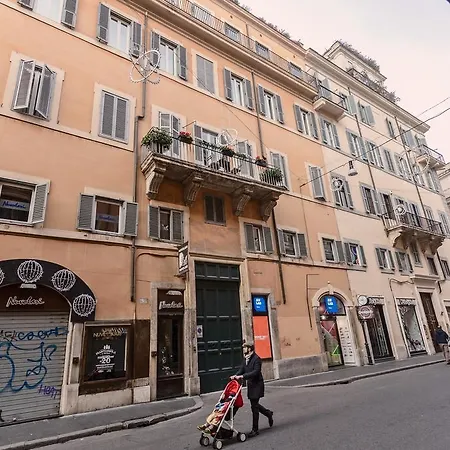Townhouse By The Spanish Steps-3